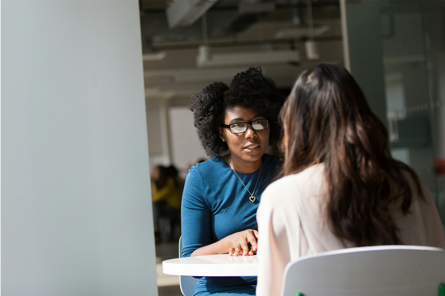 Donne che effettuano una consulenza presso logonet